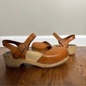 Swedish Hasbeens “Low Covered” clog sandal in Nature brown